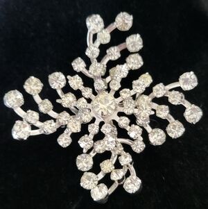 Vintage Riveted Snowflakes Rhinestone Silvertone Brooch